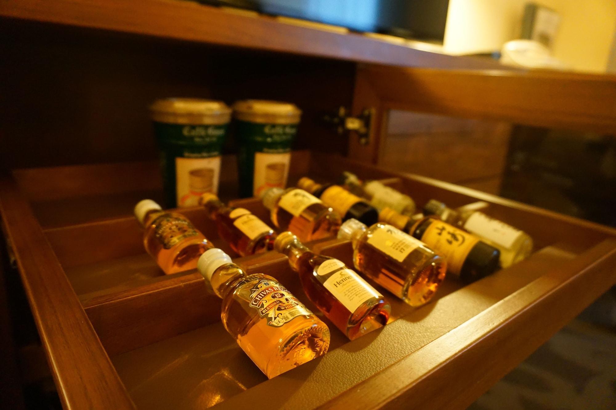 Hotel Nikko Fukuoka Fukuoka  Zewnętrze zdjęcie A drawer filled with toiletries